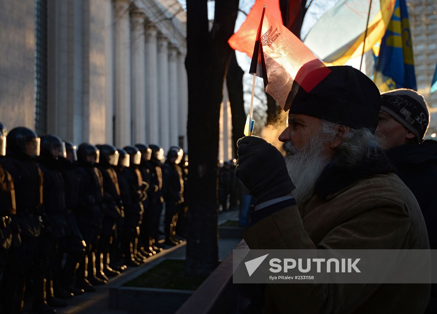 EU integration supporters picket parliament building in Kiev