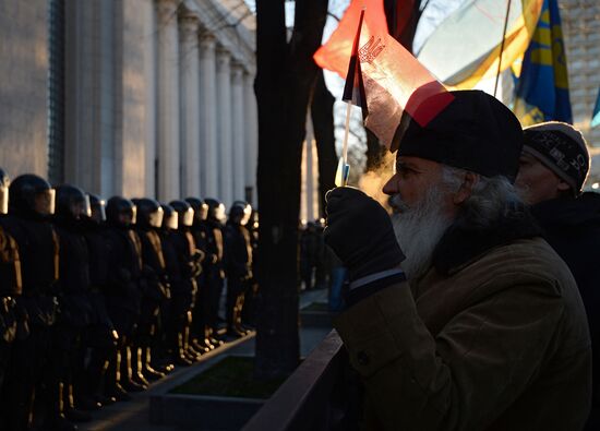 EU integration supporters picket parliament building in Kiev