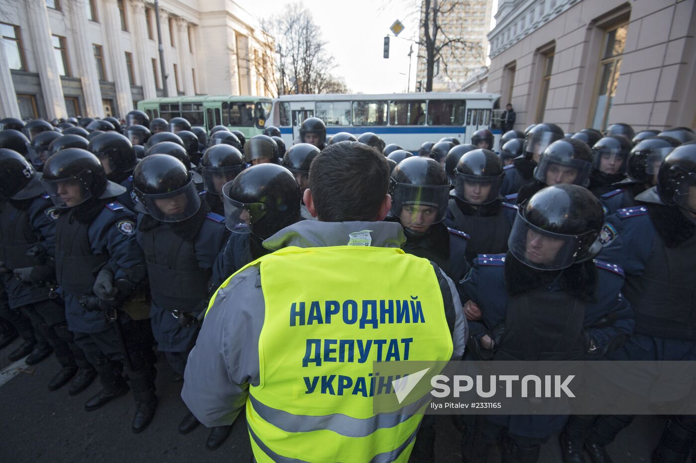 EU integration supporters picket parliament building in Kiev