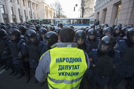 EU integration supporters picket parliament building in Kiev