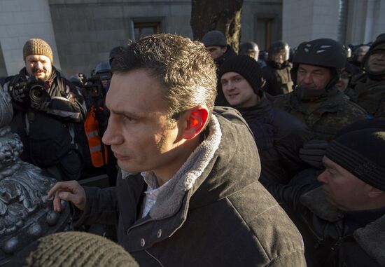 EU integration supporters picket parliament building in Kiev