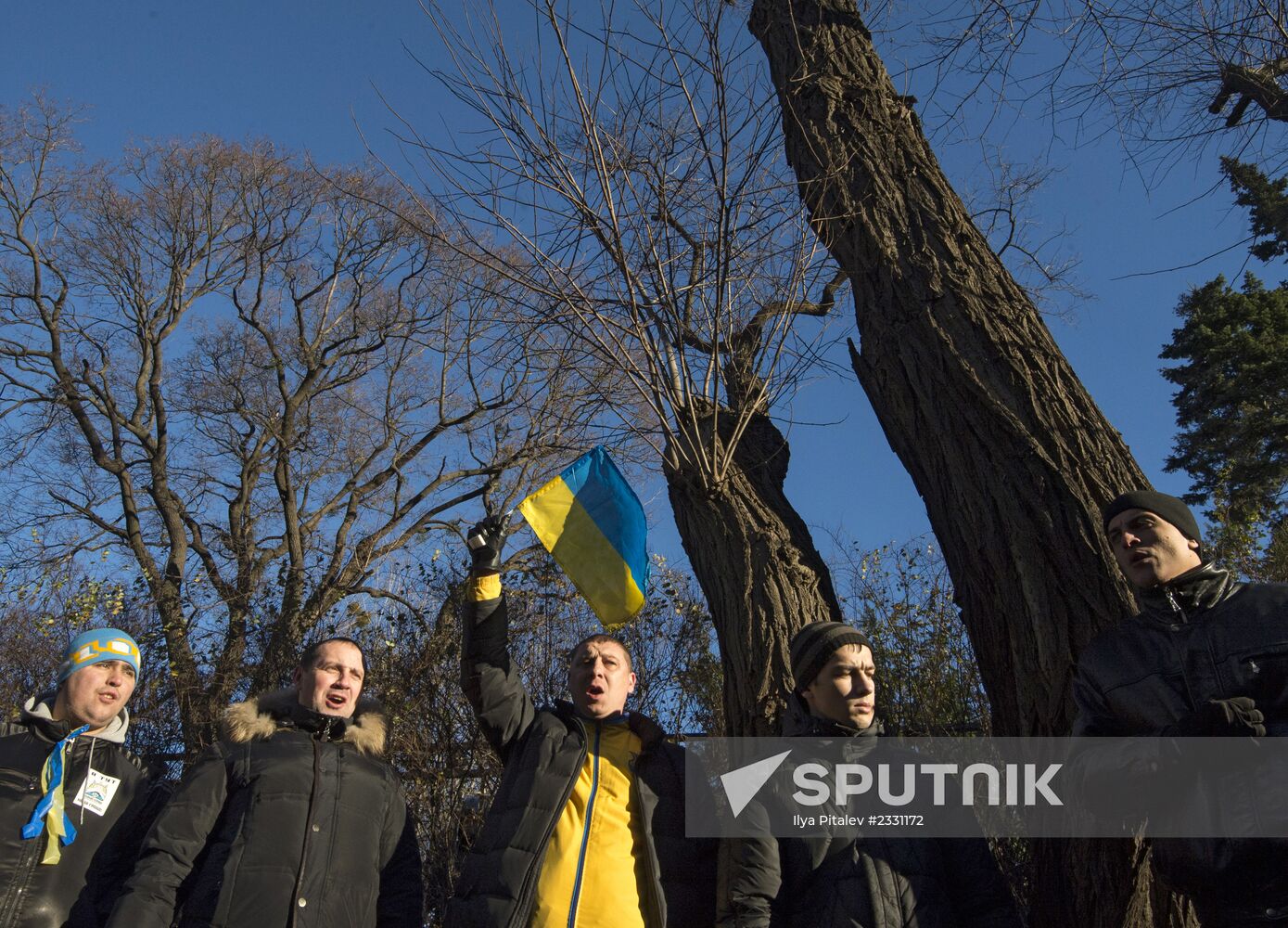 EU integration supporters picket parliament building in Kiev