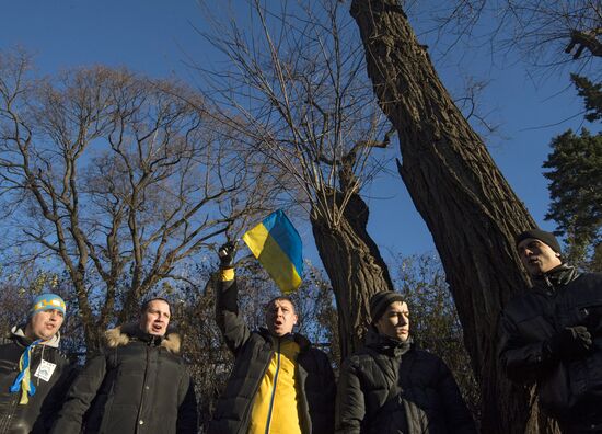 EU integration supporters picket parliament building in Kiev
