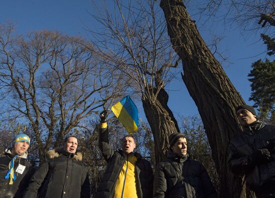 EU integration supporters picket parliament building in Kiev