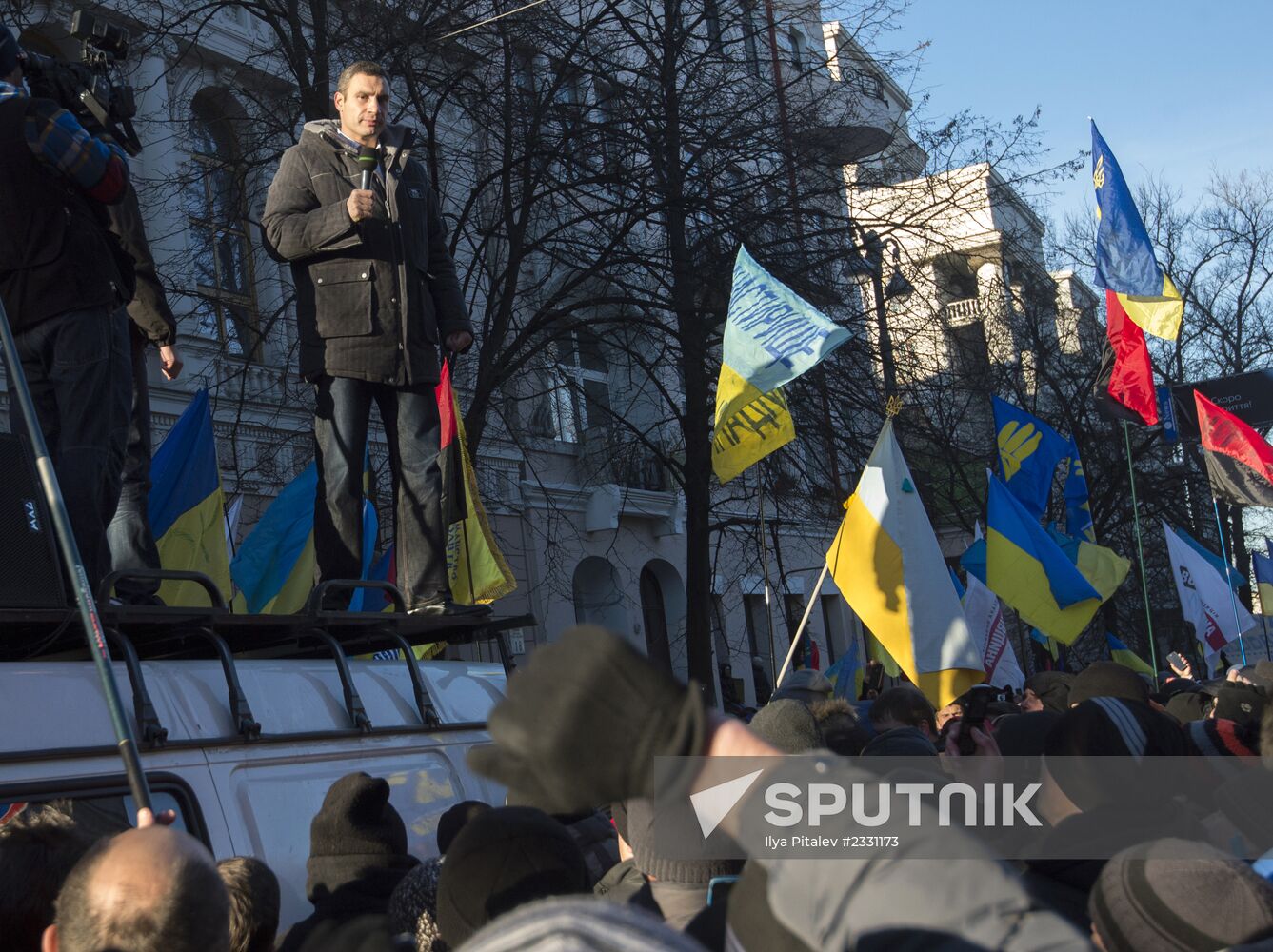 EU integration supporters picket parliament building in Kiev