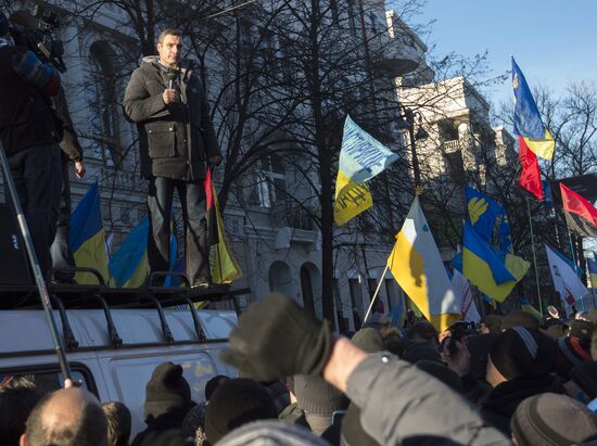 EU integration supporters picket parliament building in Kiev