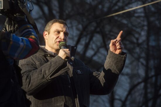 EU integration supporters picket parliament building in Kiev