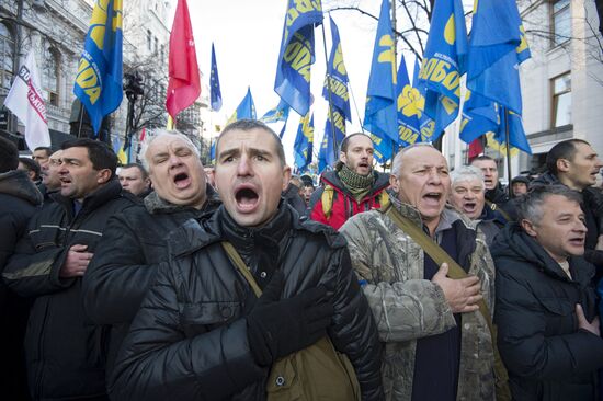 EU integration supporters picket parliament building in Kiev