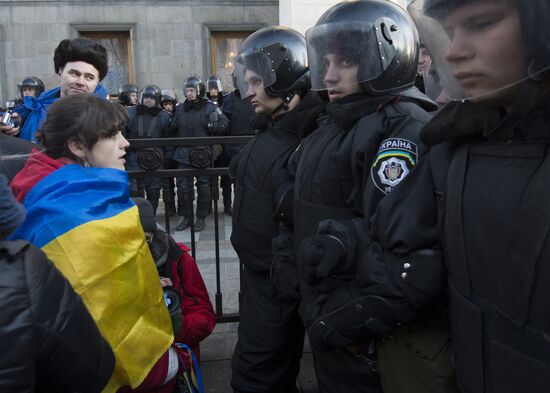 EU integration supporters picket parliament building in Kiev