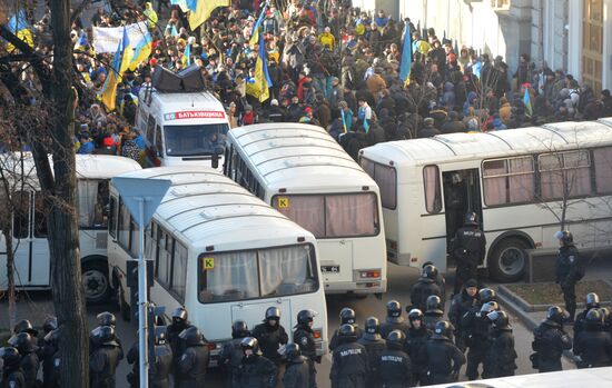 EU integration supporters picket parliament building in Kiev