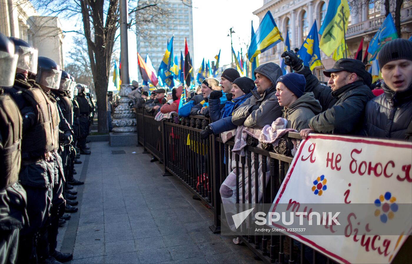 EU integration supporters picket parliament building in Kiev