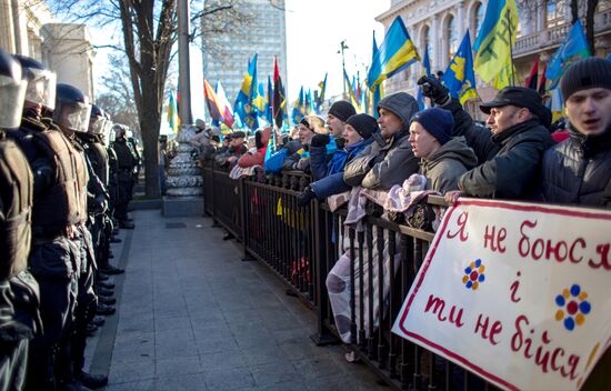 EU integration supporters picket parliament building in Kiev