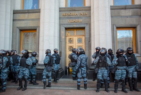 EU integration supporters picket parliament building in Kiev