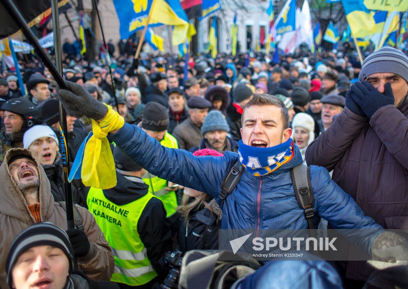 EU integration supporters picket parliament building in Kiev