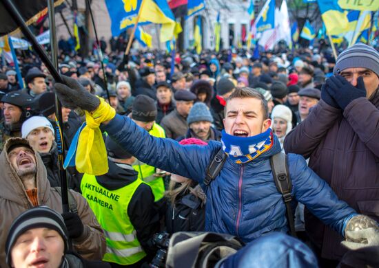 EU integration supporters picket parliament building in Kiev