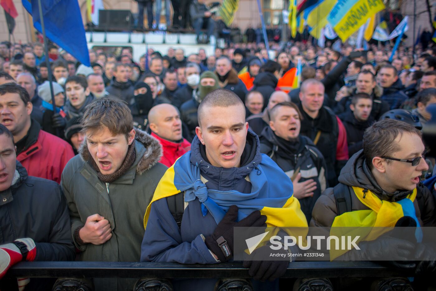 EU integration supporters picket parliament building in Kiev