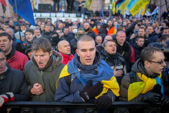 EU integration supporters picket parliament building in Kiev