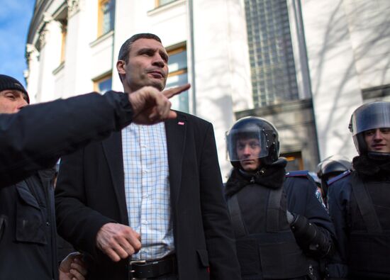 EU integration supporters picket parliament building in Kiev