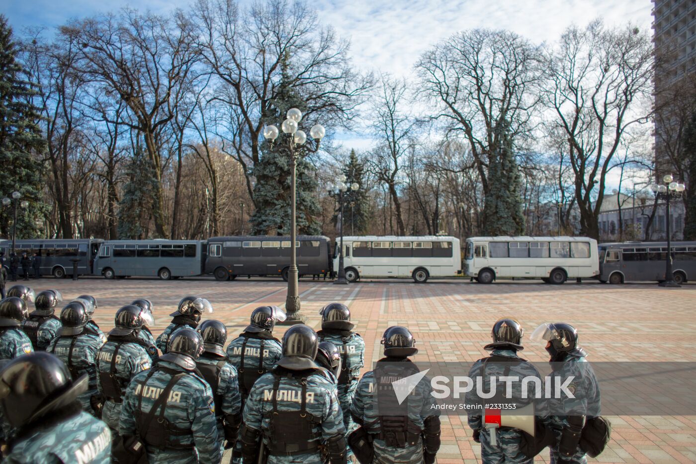 EU integration supporters picket parliament building in Kiev