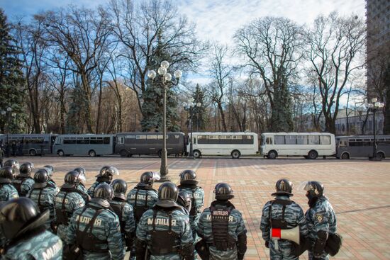 EU integration supporters picket parliament building in Kiev