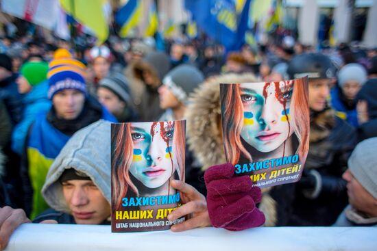 EU integration supporters picket parliament building in Kiev