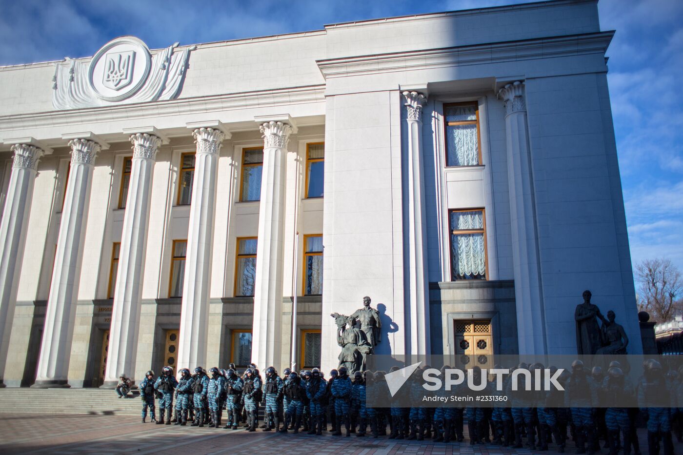 EU integration supporters picket parliament building in Kiev