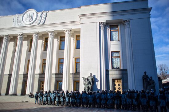 EU integration supporters picket parliament building in Kiev