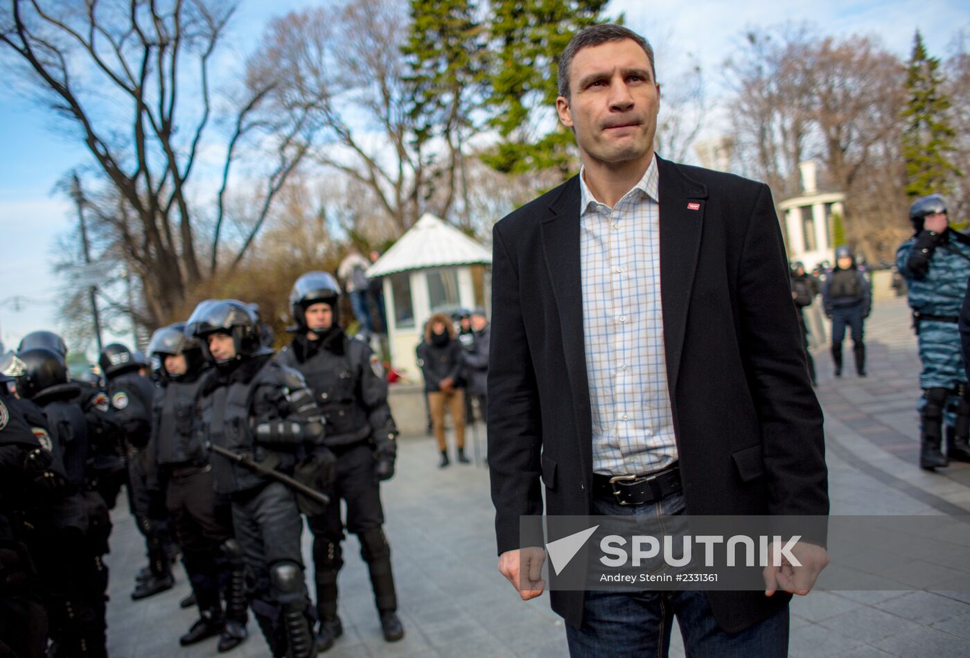 EU integration supporters picket parliament building in Kiev