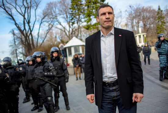 EU integration supporters picket parliament building in Kiev