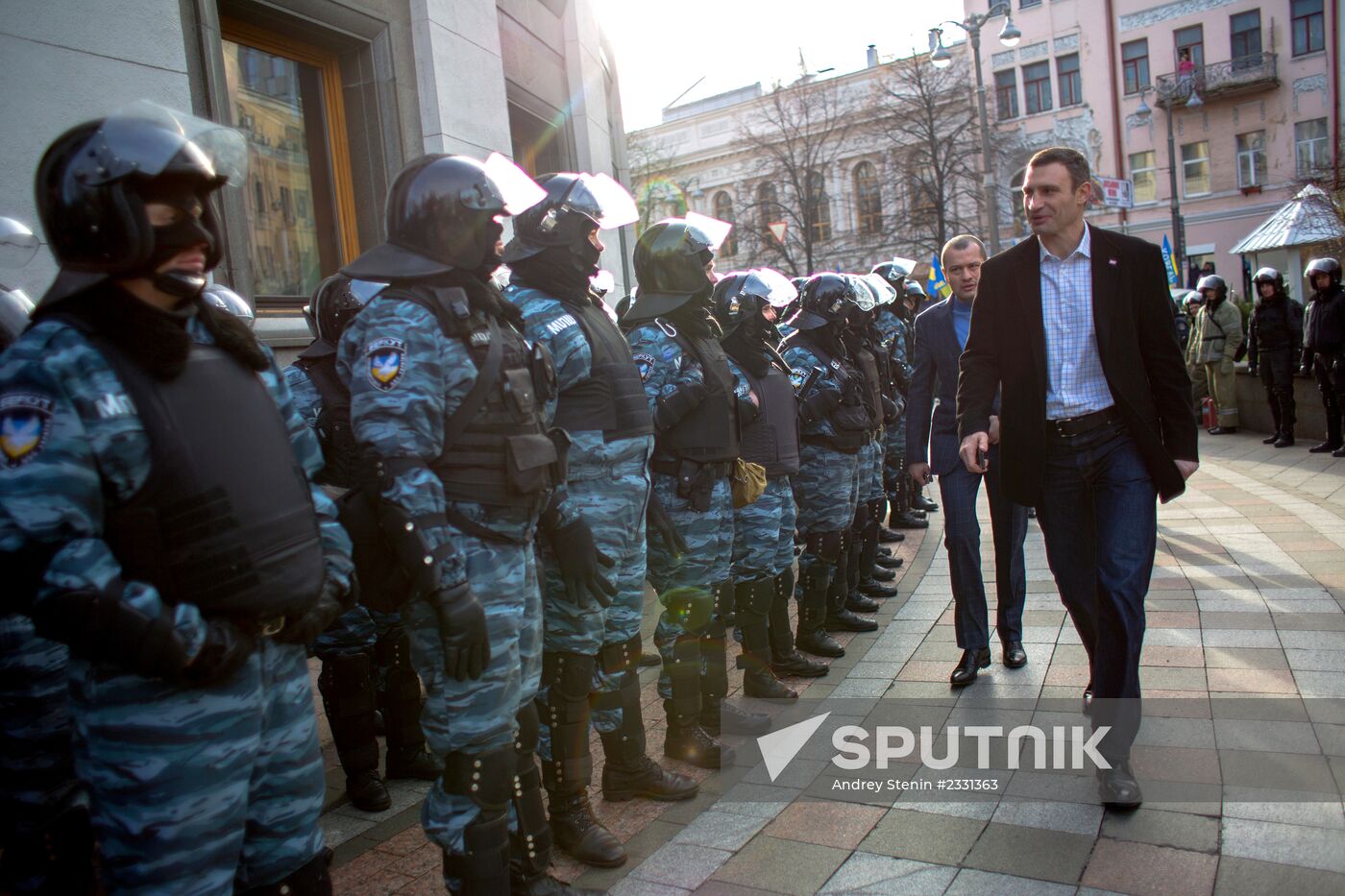 EU integration supporters picket parliament building in Kiev