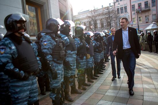 EU integration supporters picket parliament building in Kiev
