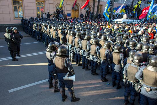 EU integration supporters picket parliament building in Kiev