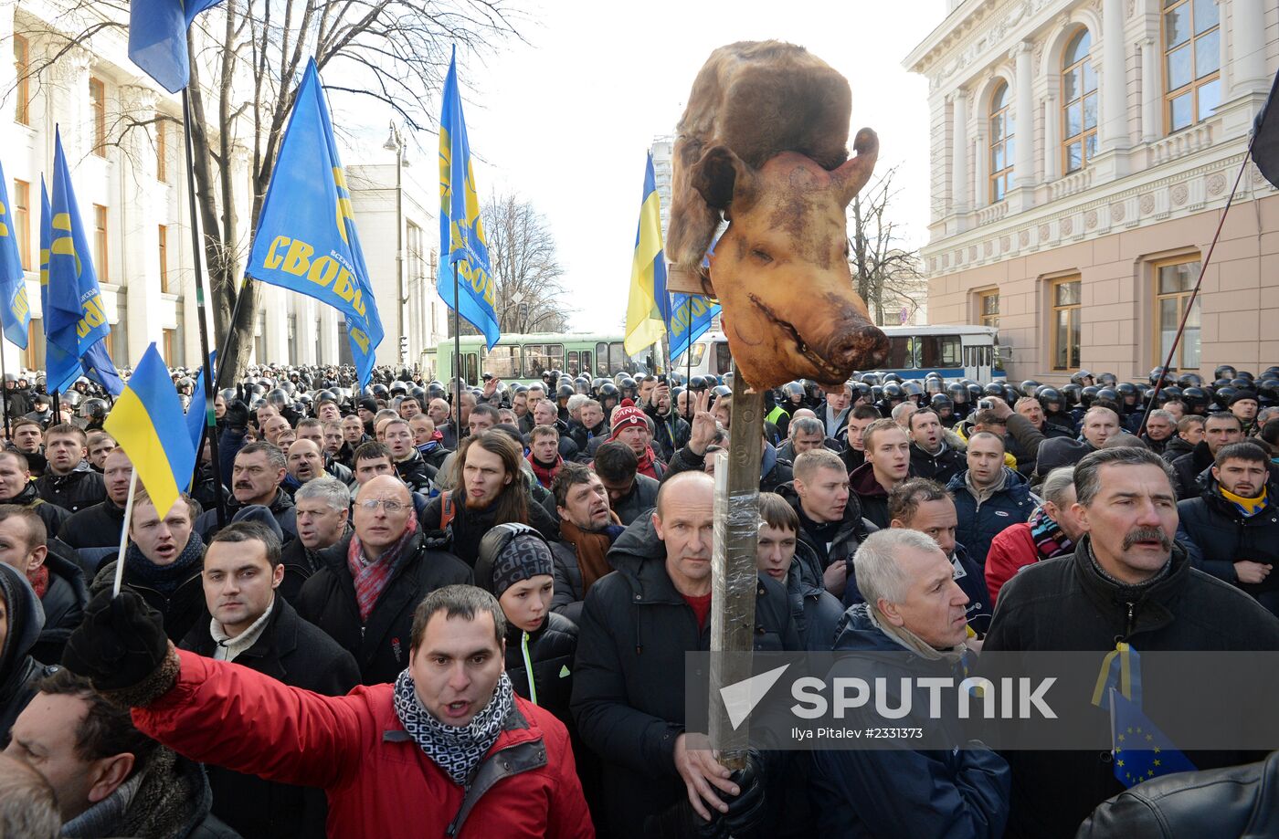 EU integration supporters picket parliament building in Kiev