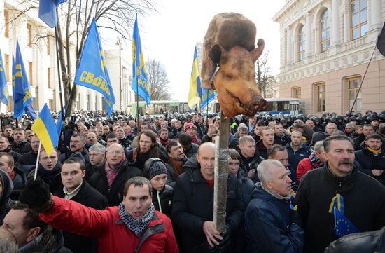 EU integration supporters picket parliament building in Kiev