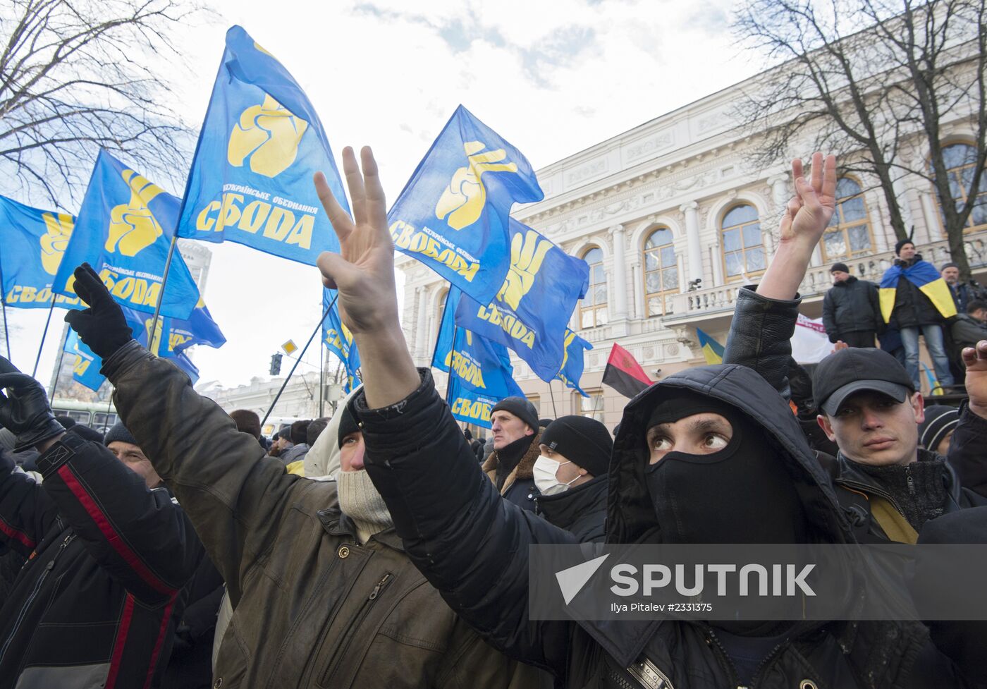EU integration supporters picket parliament building in Kiev