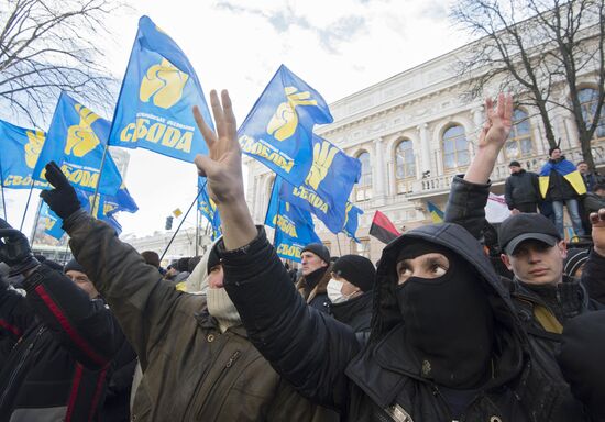 EU integration supporters picket parliament building in Kiev