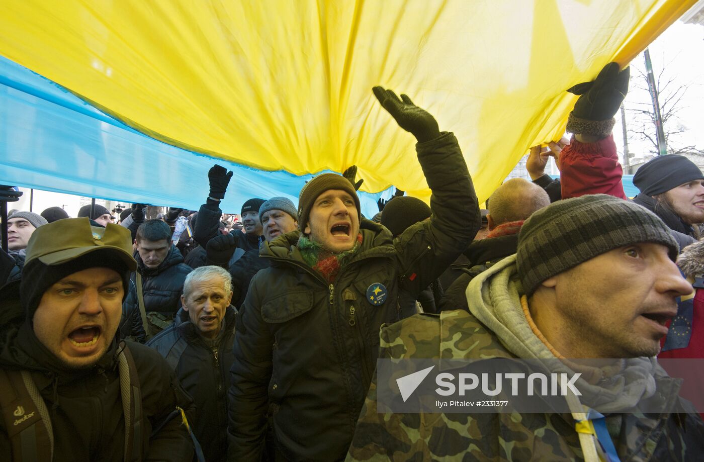 EU integration supporters picket parliament building in Kiev