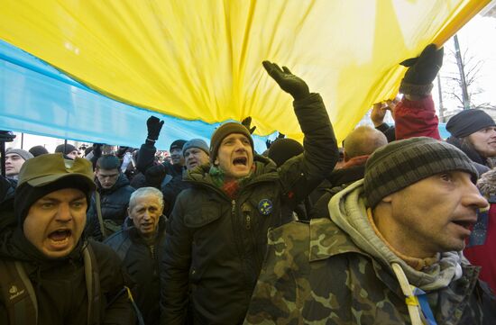EU integration supporters picket parliament building in Kiev