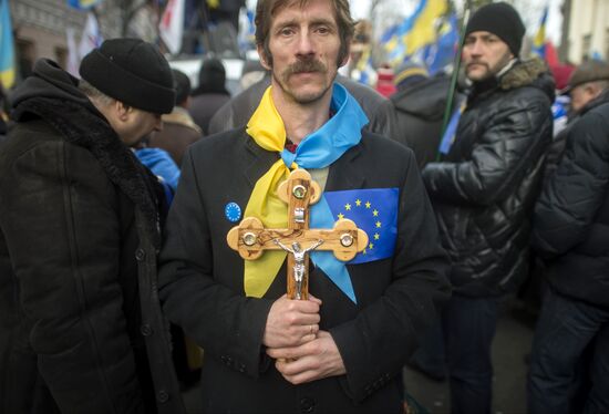 EU integration supporters picket parliament building in Kiev