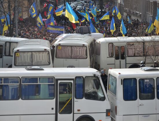 EU integration supporters picket parliament building in Kiev