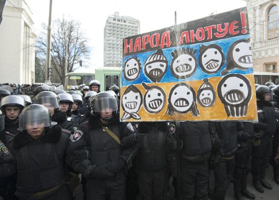 EU integration supporters picket parliament building in Kiev