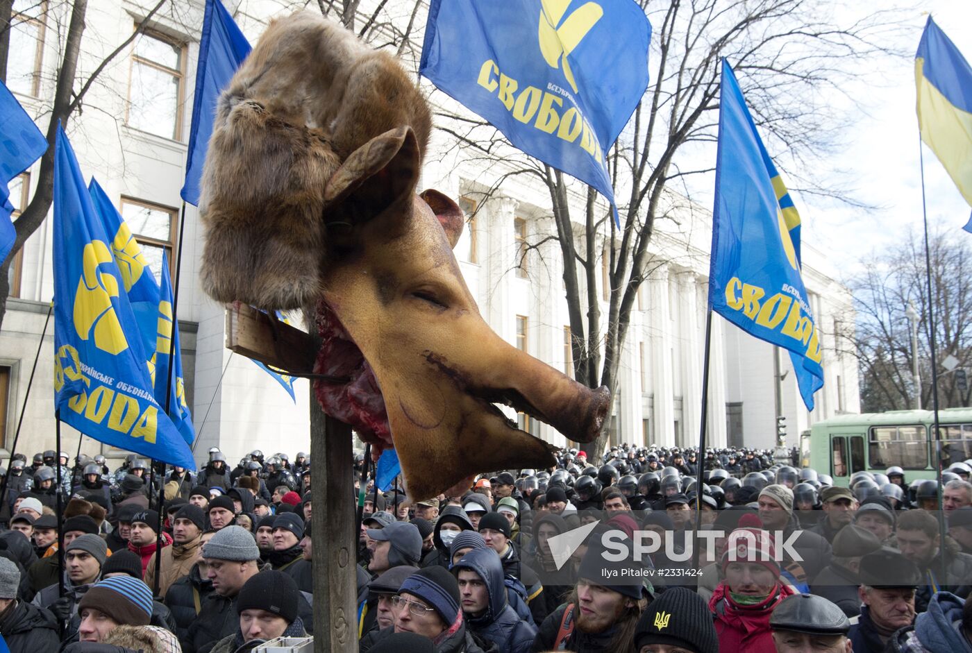 EU integration supporters picket parliament building in Kiev