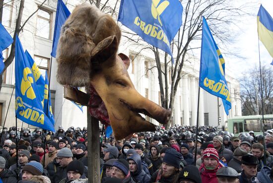 EU integration supporters picket parliament building in Kiev