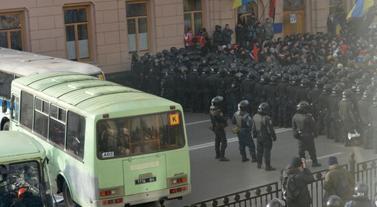 EU integration supporters picket parliament building in Kiev