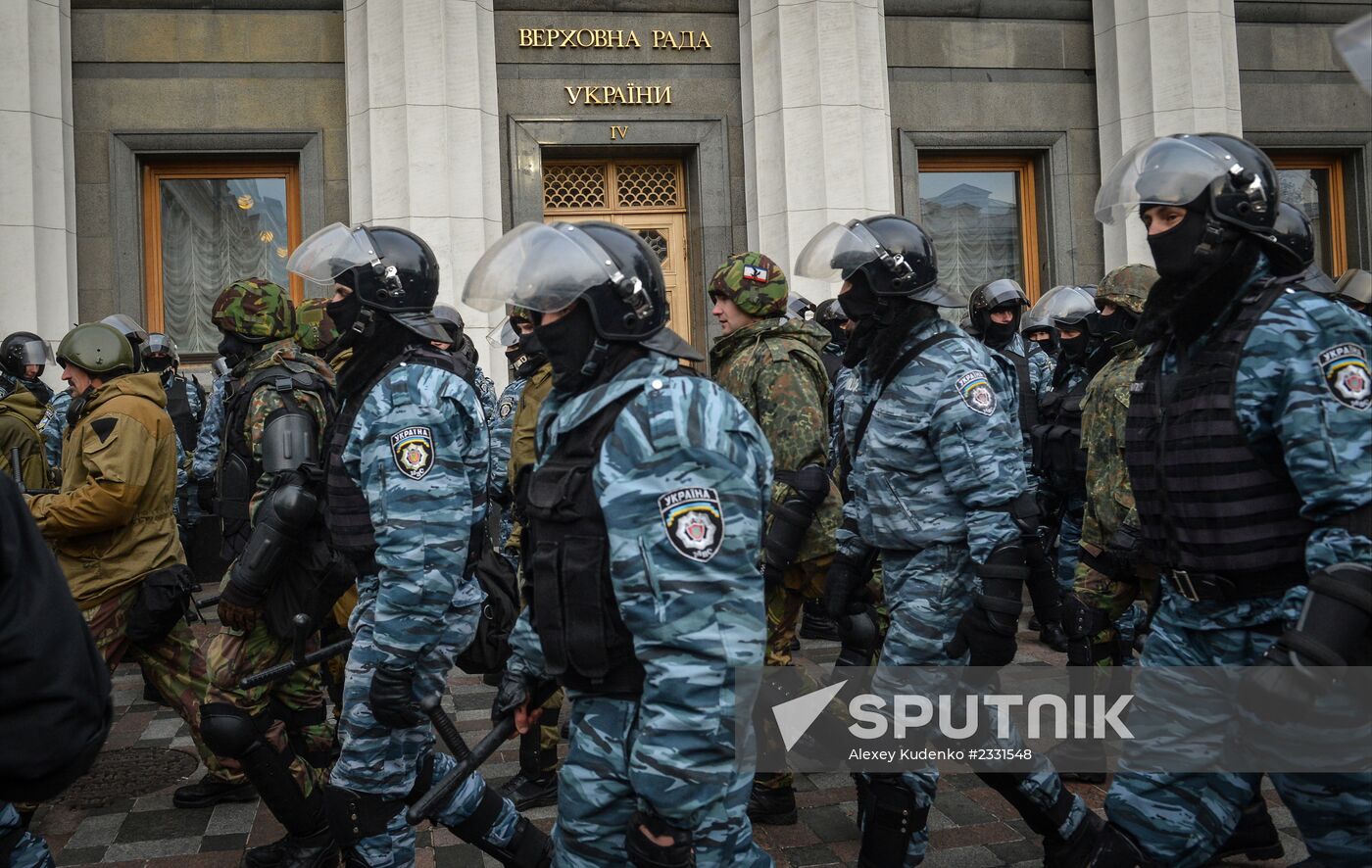 EU integration supporters picket parliament building in Kiev