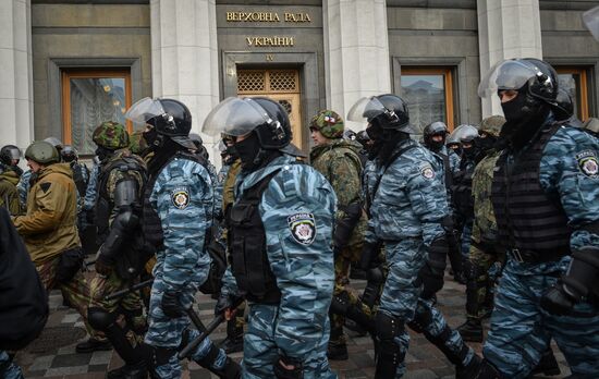 EU integration supporters picket parliament building in Kiev