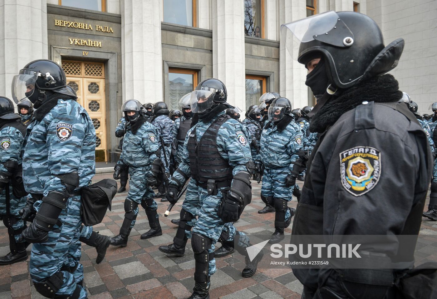 EU integration supporters picket parliament building in Kiev
