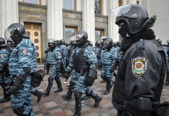 EU integration supporters picket parliament building in Kiev
