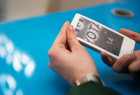 Yota Phone launches sales in Moscow