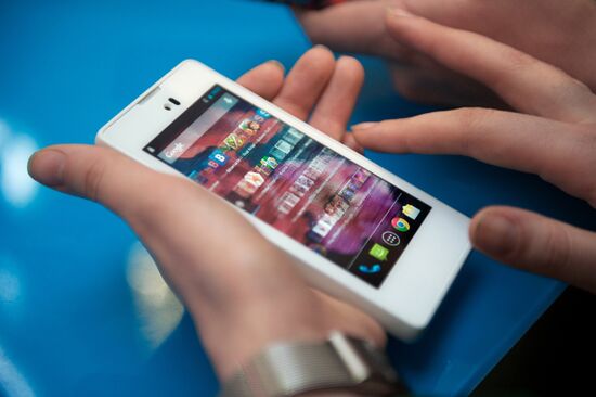 Yota Phone launches sales in Moscow